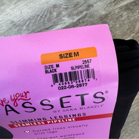 NWT! Spanx Assets Seamless Leggings - Size Medium - Black - Picture 2 of 4